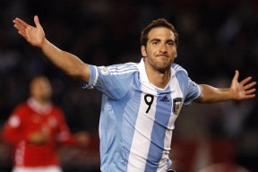 梅西在中国队比赛中表现优异，夺冠引发热议！热度持续攀升